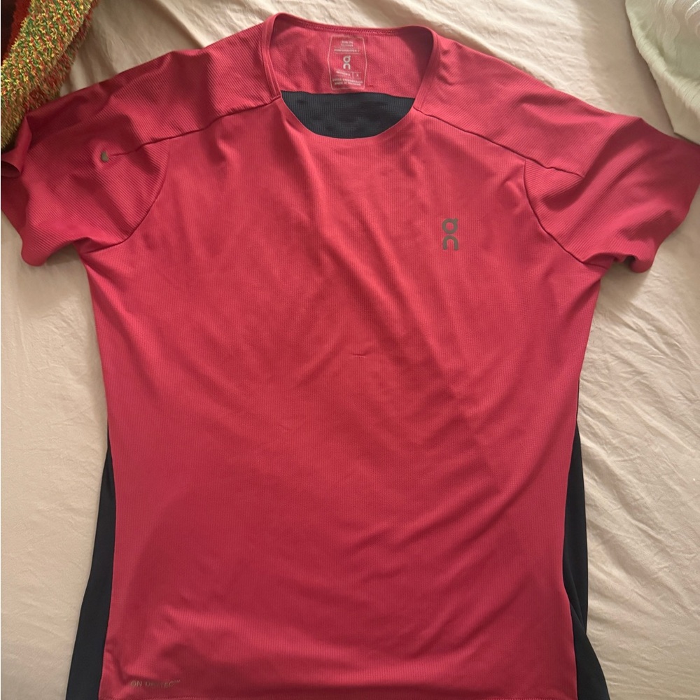 On Running Woman’s Grenadine Performance Tee